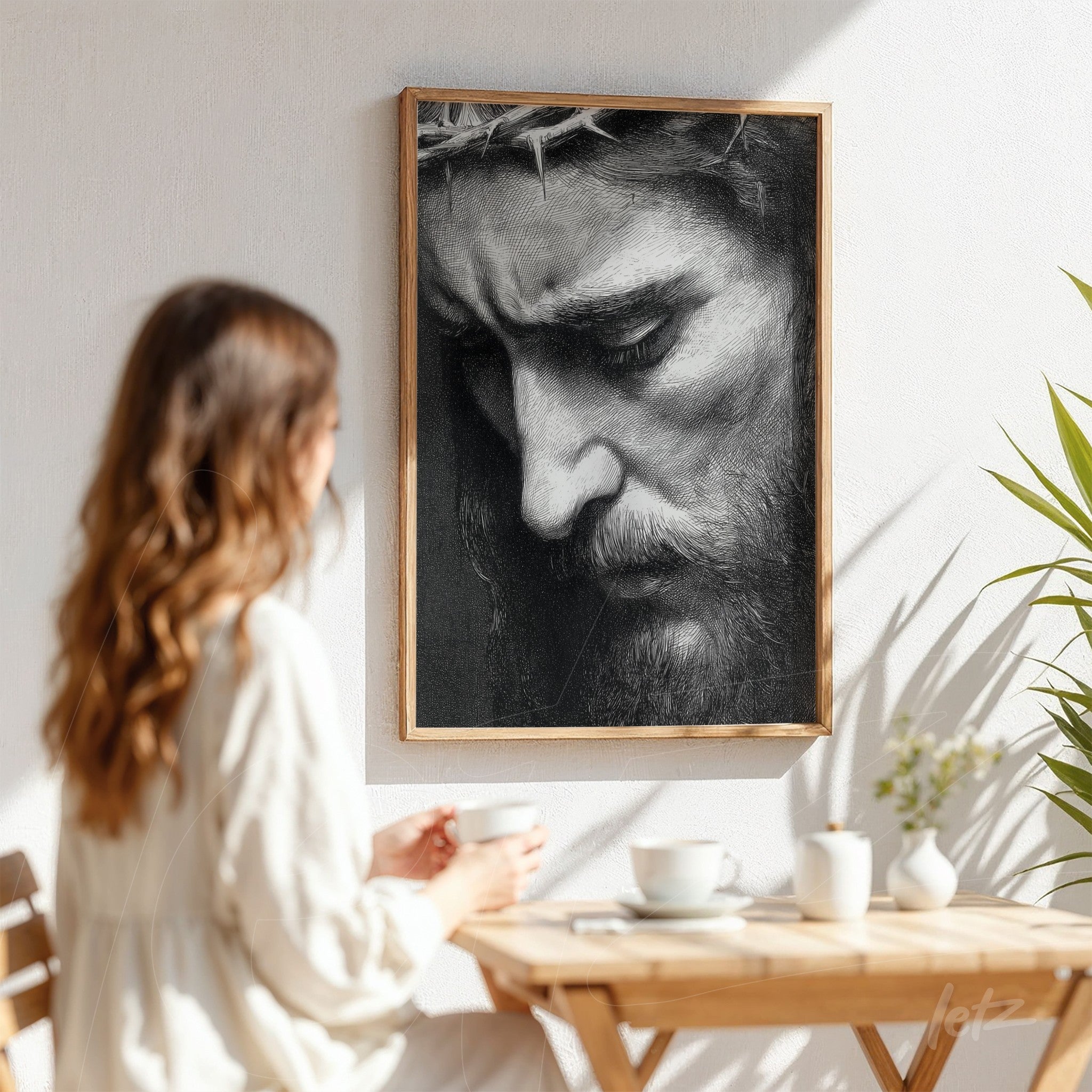 quadro em preto e branco com retrato de Cristo em moldura de madeira clara exibido em ambiente aconchegante