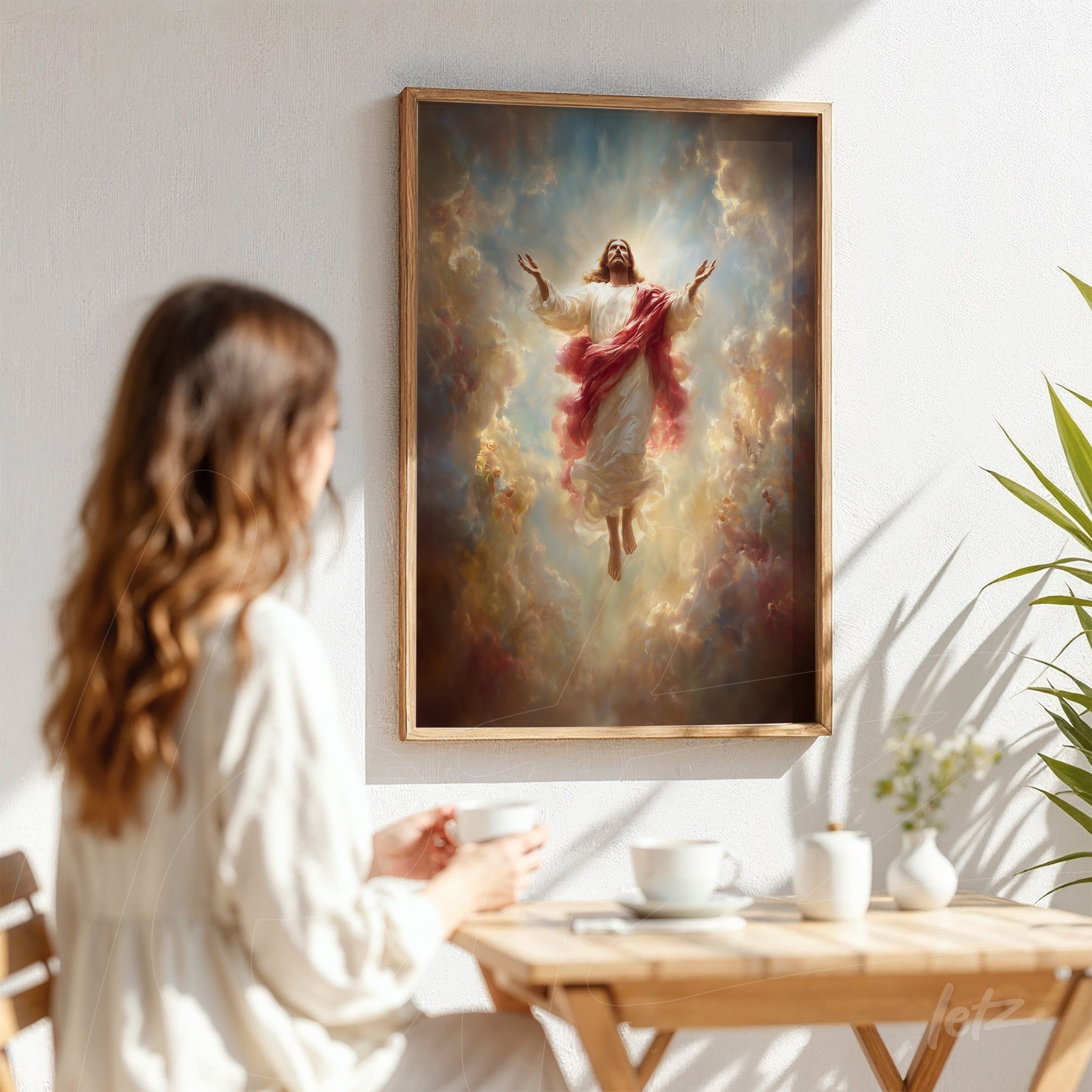 quadro com arte sacra de Jesus Cristo em ascensão, moldura de madeira clara, exibido em parede branca ao lado de uma mulher sentada