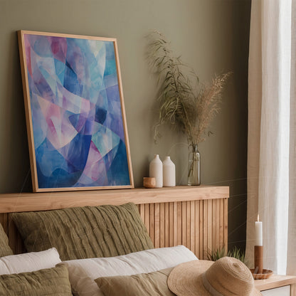 quadro decorativo de arte abstrata em tons de azul e rosa, moldura de madeira clara, exposto em parede verde