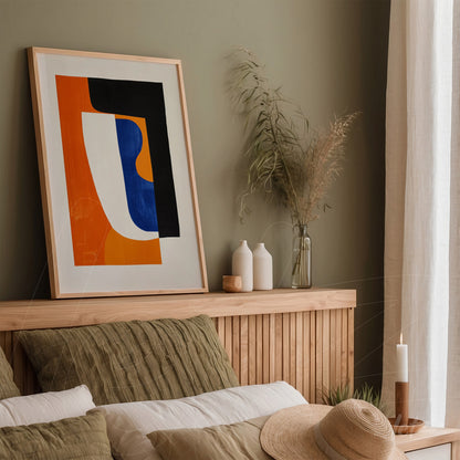 quadro com arte abstrata em cores vibrantes em moldura de madeira clara, exposto em cômodo com paredes verdes e decoração minimalista