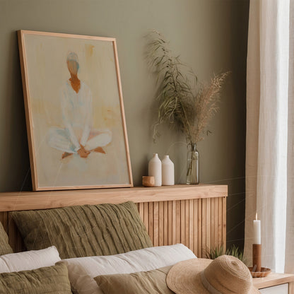 quadro com arte abstrata de figura sentada em loja com moldura de madeira clara