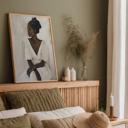 quadro com arte moderna de mulher pensativa, moldura de madeira clara, exposto em ambiente aconchegante com paredes verdes