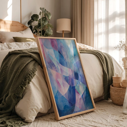 quadro com arte abstrata em tons de azul e rosa apoiado em cama com roupa de cama verde e detalhes em madeira