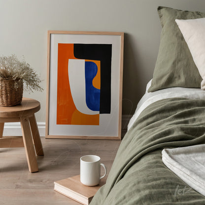 quadro com arte abstrata em moldura clara, exibido ao lado de cama com roupa de cama verde e almofadas claras em ambiente minimalista