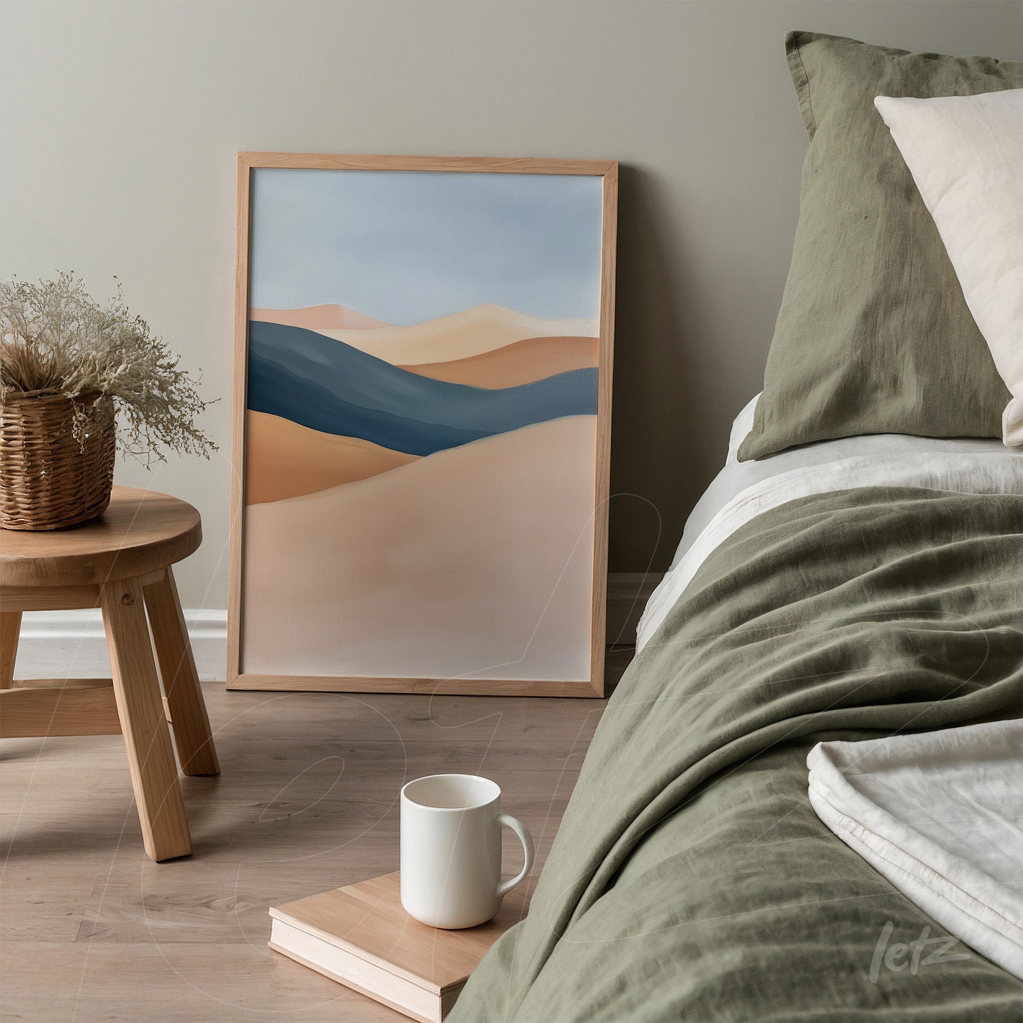 quadro com arte abstrata de paisagens em moldura clara sobre mesa de madeira ao lado da cama