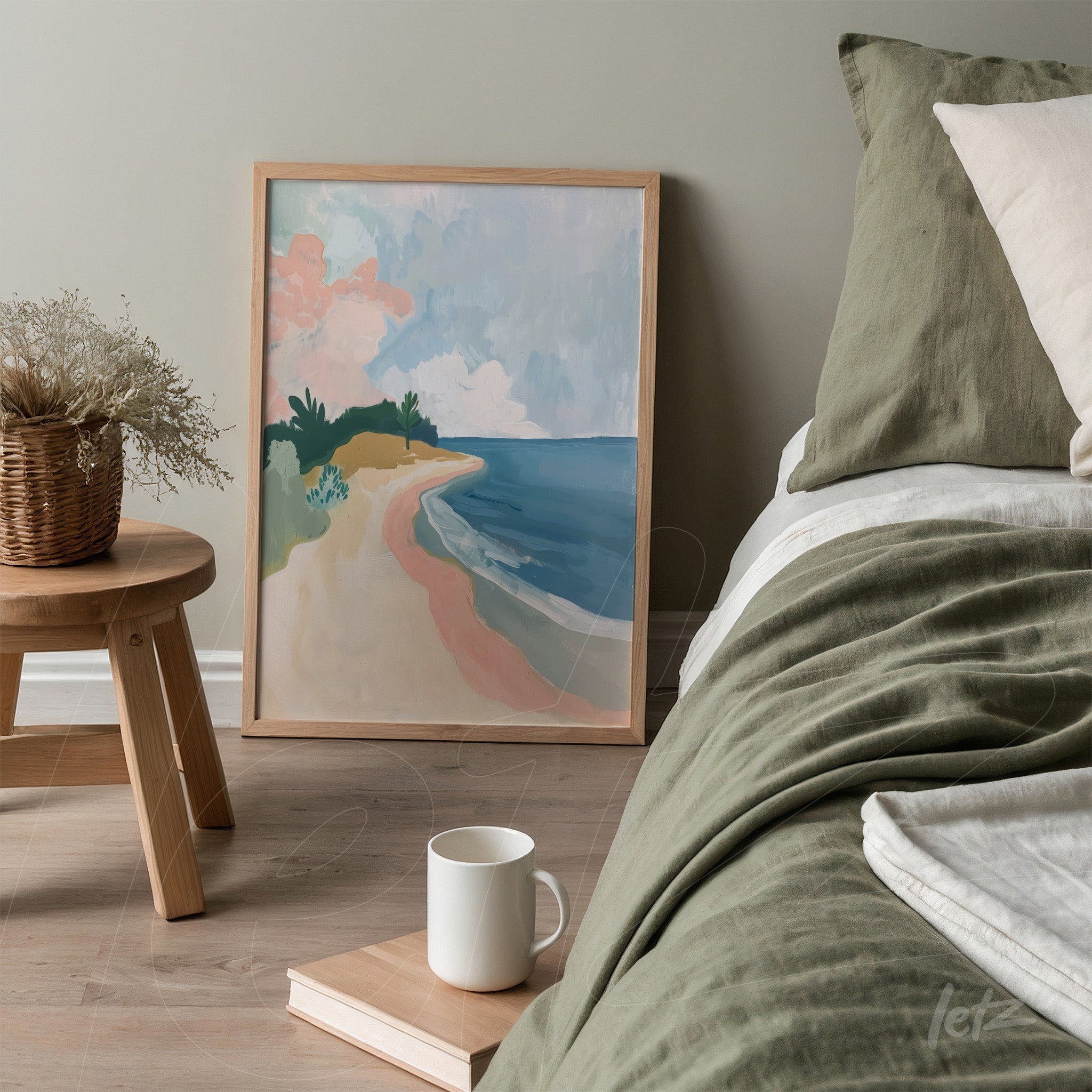 quadro com arte abstracta de paisagem à beira-mar em moldura de madeira clara, apoiado ao lado de uma cama com roupa de cama verde