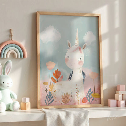 quadro com ilustração de um unicórnio simpático em meio a flores coloridas, moldura de madeira clara sobre uma mesa