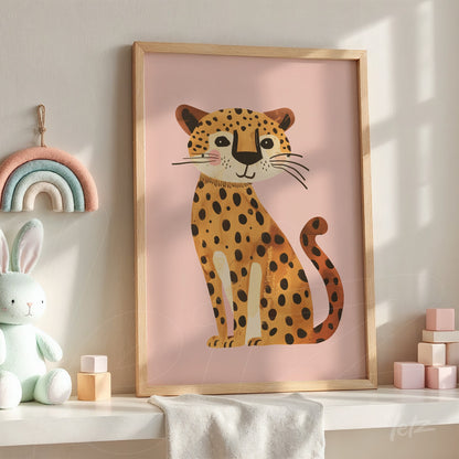 quadro com arte de leão em estilo infantil, com fundo rosa e moldura de madeira clara