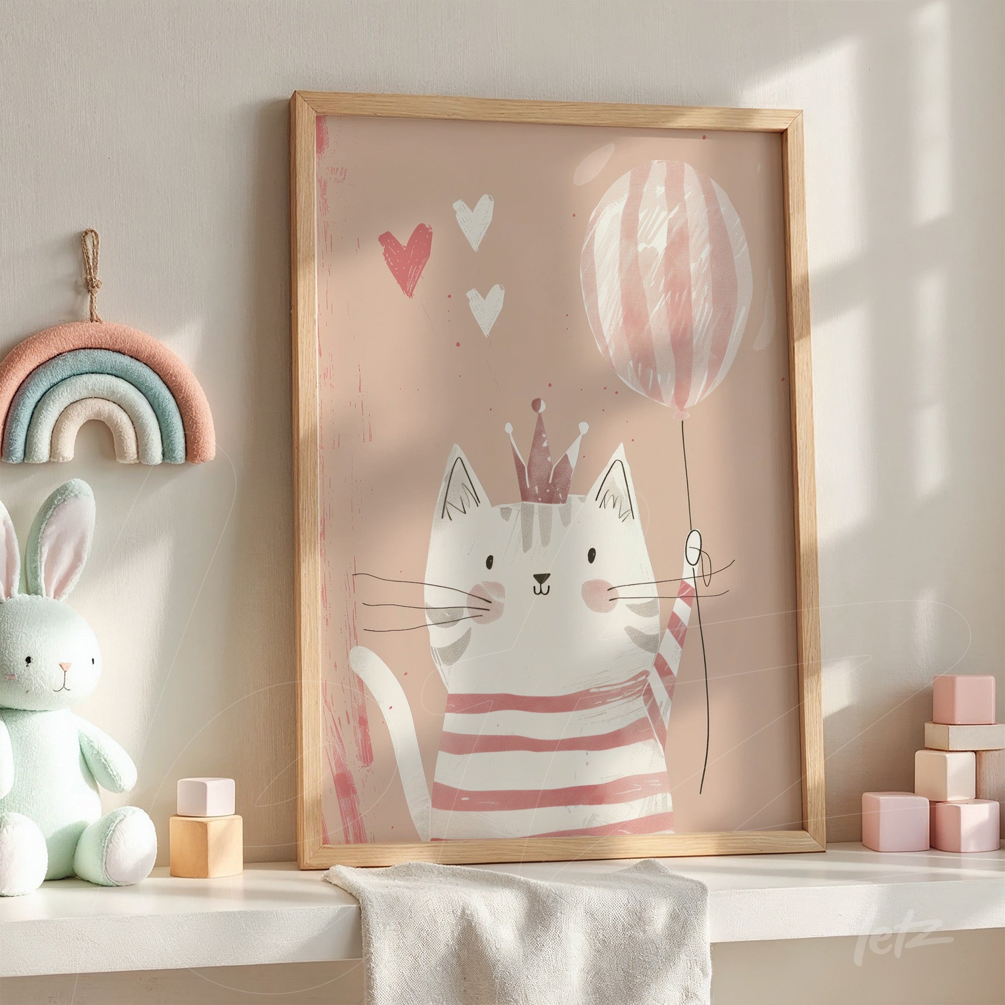 quadro decorativo de gato fofo com balão em moldura de madeira clara, exibido sobre prateleira em ambiente pastel