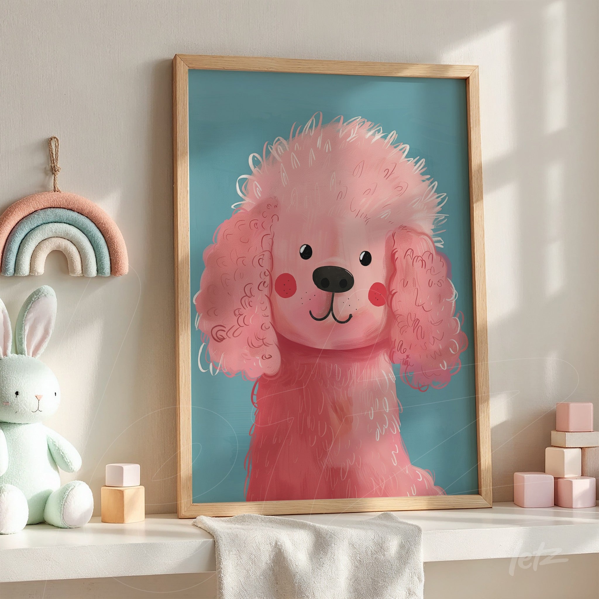 quadro com ilustração de cachorro poodle rosa em moldura de madeira clara, exibido sobre parede azul claro com elementos decorativos ao redor