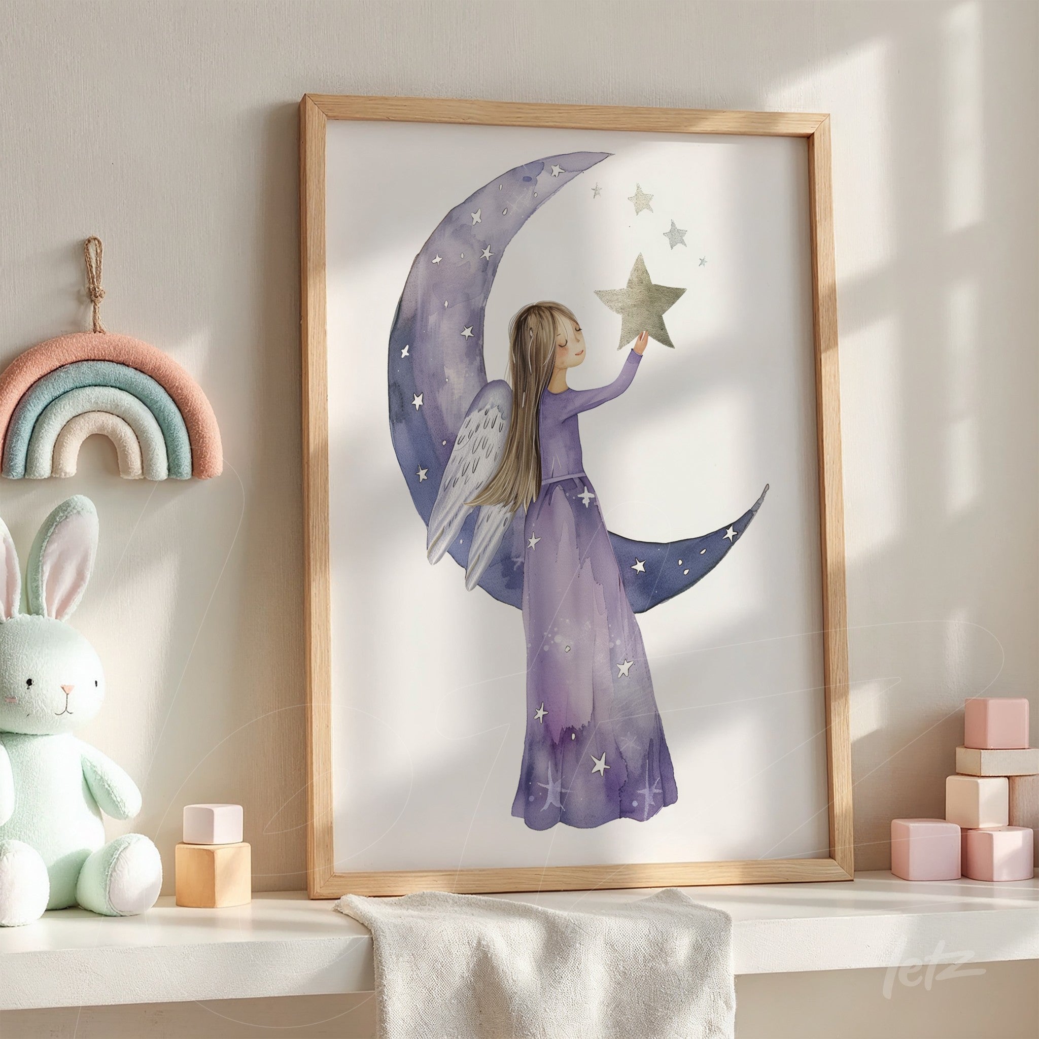 quadro com ilustração de menina com asas de anjo tocando uma estrela sobre lua crescente em moldura de madeira clara
