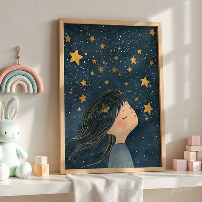 quadro com ilustração de menina sonhando sob um céu estrelado, moldura de madeira clara e fundo azul profundo