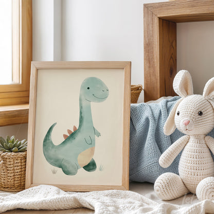 quadro em moldura de madeira clara com ilustração de dinossauro verde sorridente em ambiente com boneco de pelúcia