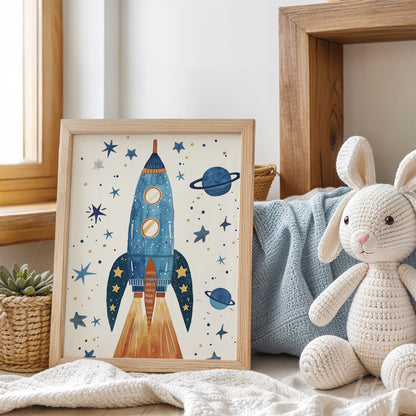 quadro com ilustração de foguete azul subindo entre estrelas e planetas em moldura de madeira clara