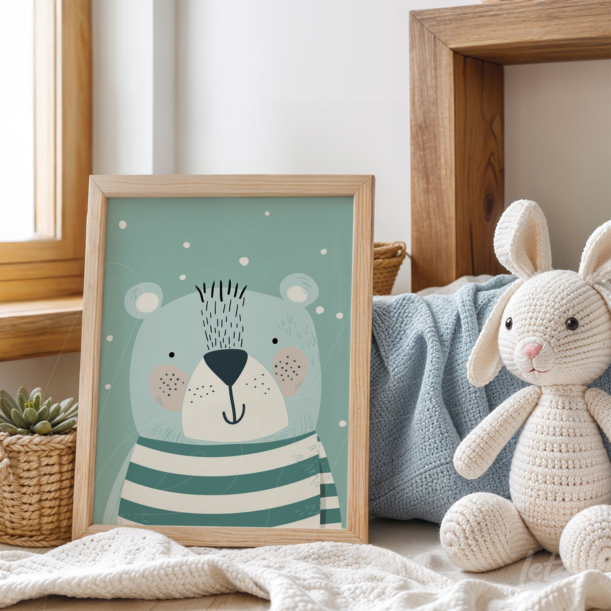 quadro com ilustração de um urso simpático em fundo azul e moldura de madeira clara