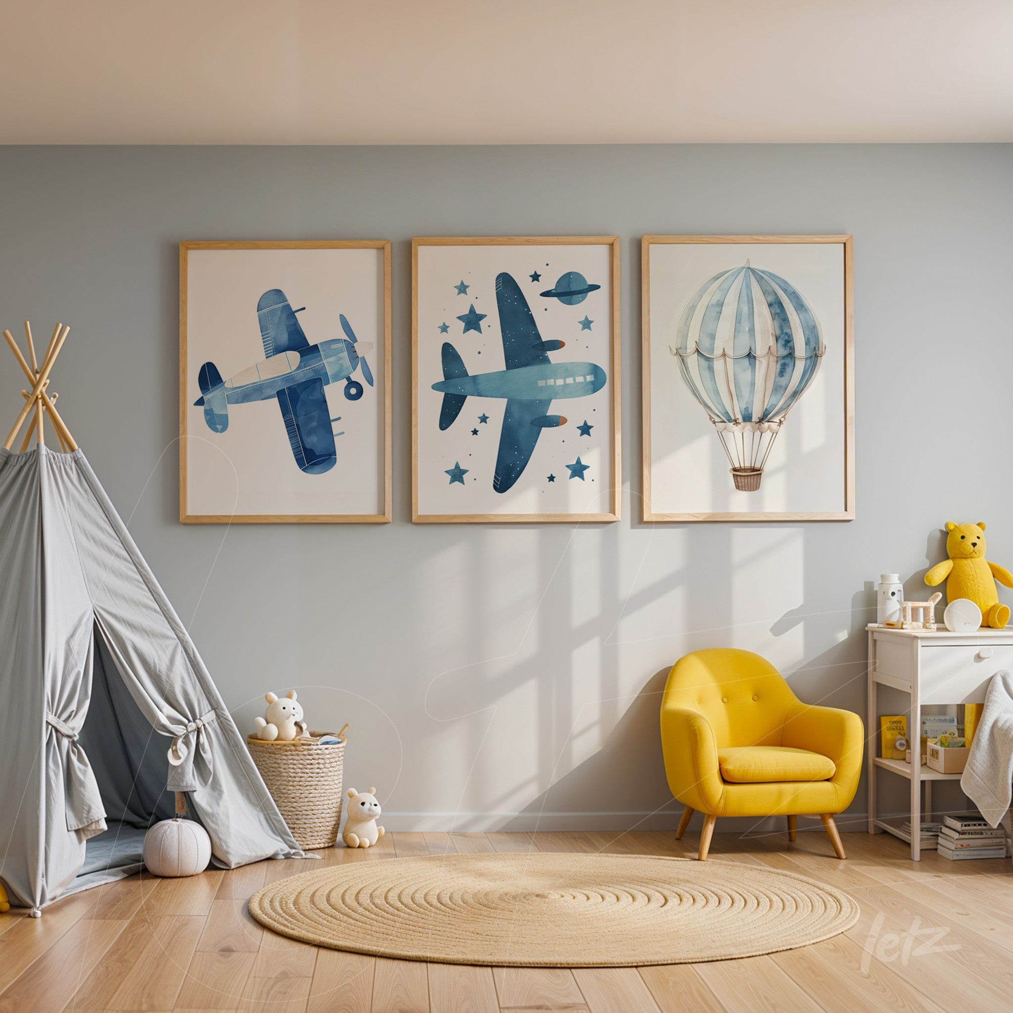 composição de quadros decorativos em estilo infantil com ilustrações de avião, foguete e balão em molduras de madeira clara, expostos em parede azul suave ao lado de um cantinho aconchegante