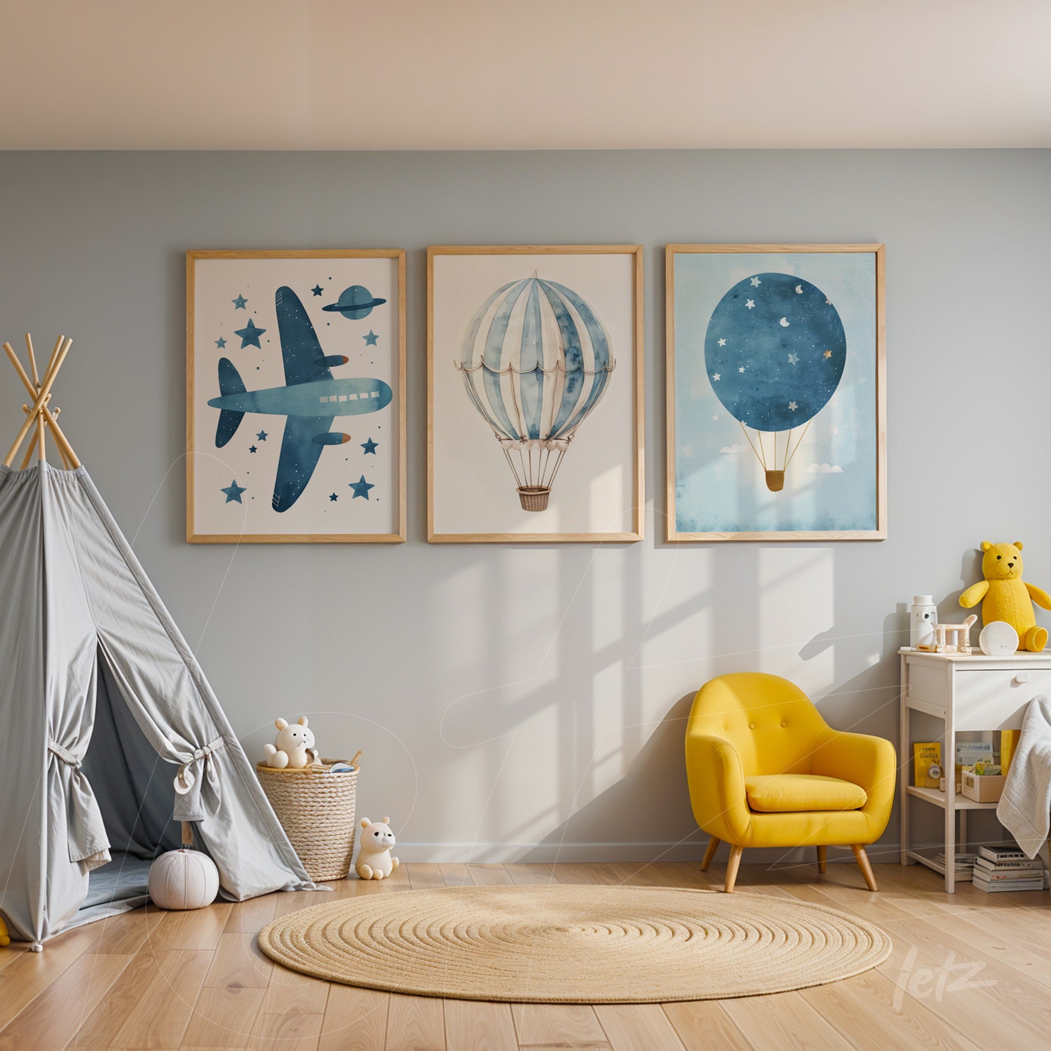 composição de três quadros com ilustrações em azul de avião, balão de ar quente e lua em molduras claras sobre parede cinza