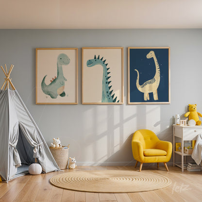 composição de três quadros com ilustrações de dinossauros em moldura clara sobre parede azul clara