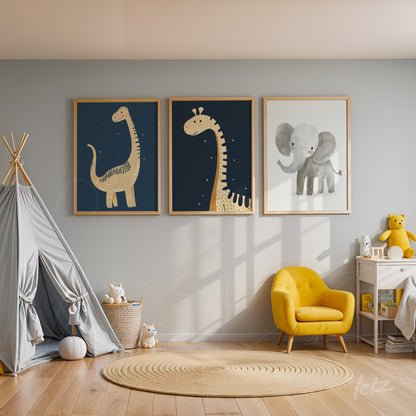 composição de três quadros infantis com ilustrações de girafas e um elefante, molduras de madeira clara, exibida em um ambiente de quarto infantil com elementos decorativos