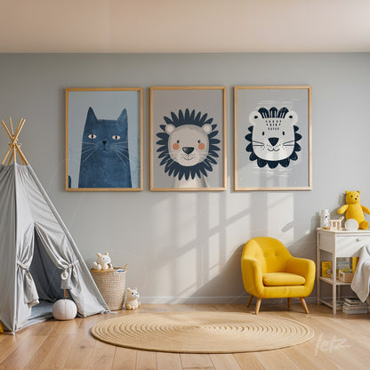 coleção de quadros com ilustrações de animais em moldura madeira clara, incluindo um gato azul, um leão estilizado e uma leoa com rostos amigáveis, exibidos em uma sala infantil com cantinho de jogos