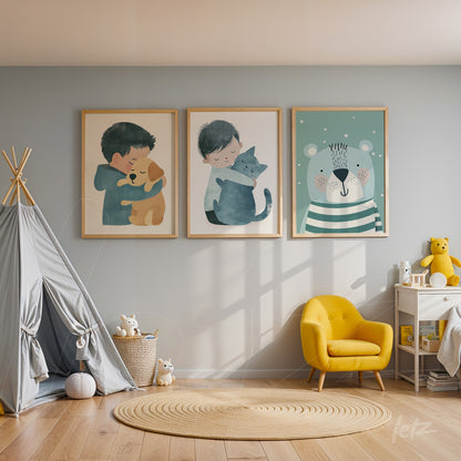 composição de três quadros em moldura de madeira clara, com ilustrações infantis de crianças com animais de estimação, exibidos em quarto infantil com decoração suave