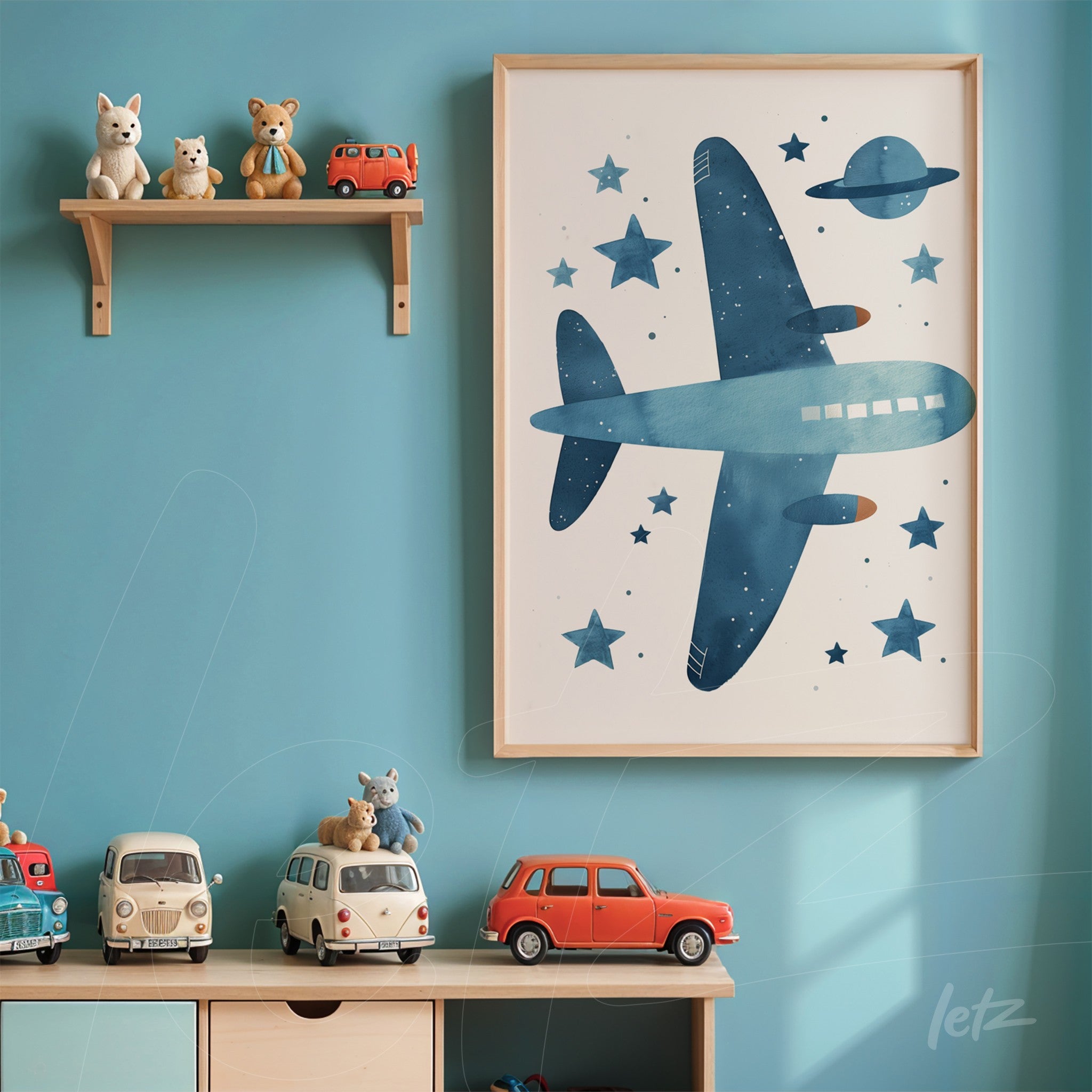 quadro com ilustração de avião azul em fundo estrelado, moldura de madeira clara, exposto em parede azul