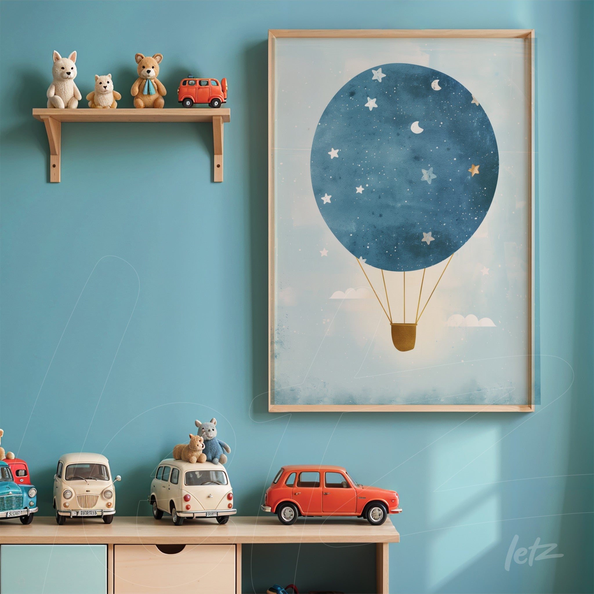 quadro com ilustração de balão de ar quente em tons de azul sobre fundo suave, moldura de madeira clara, exibido em ambiente infantil com prateleira e brinquedos coloridos