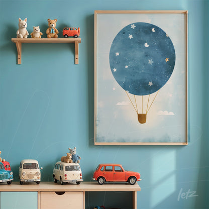 quadro com ilustração de balão de ar quente em tons de azul sobre fundo suave, moldura de madeira clara, exibido em ambiente infantil com prateleira e brinquedos coloridos