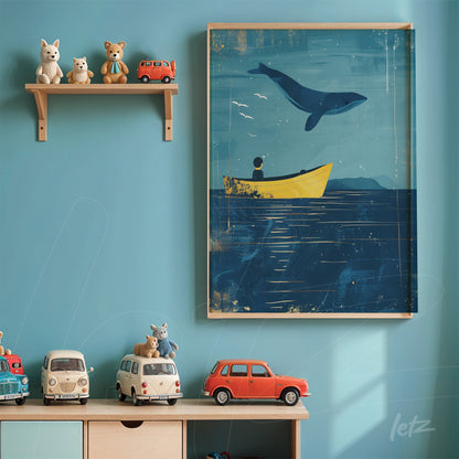 quadro com arte de um barco amarelo em mar azul com uma baleia saltando ao fundo, emoldurado com moldura de madeira clara e exibido em parede azul