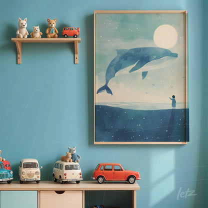 quadro com arte de uma grande baleia azul saltando sob a luz da lua, emoldurado com madeira clara, exibido em parede azul e decorado com brinquedos de carros em prateleira