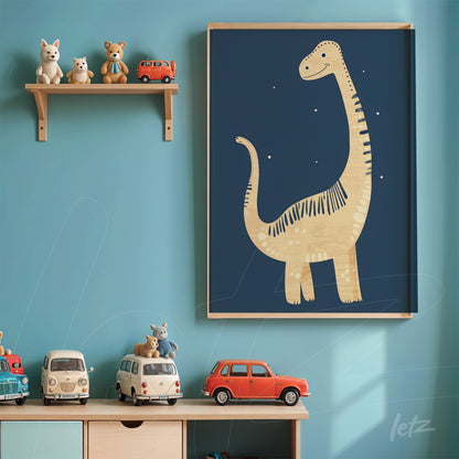 quadro com ilustração de dinossauro em fundo azul marinho com moldura leve de madeira, exposto em ambiente lúdico com brinquedos