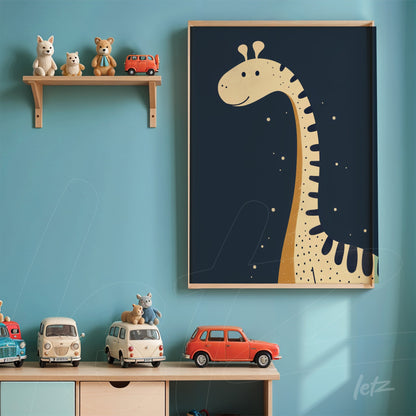 quadro com arte de girafa em fundo azul escuro e moldura clara, exposto sobre parede azul com prateleira