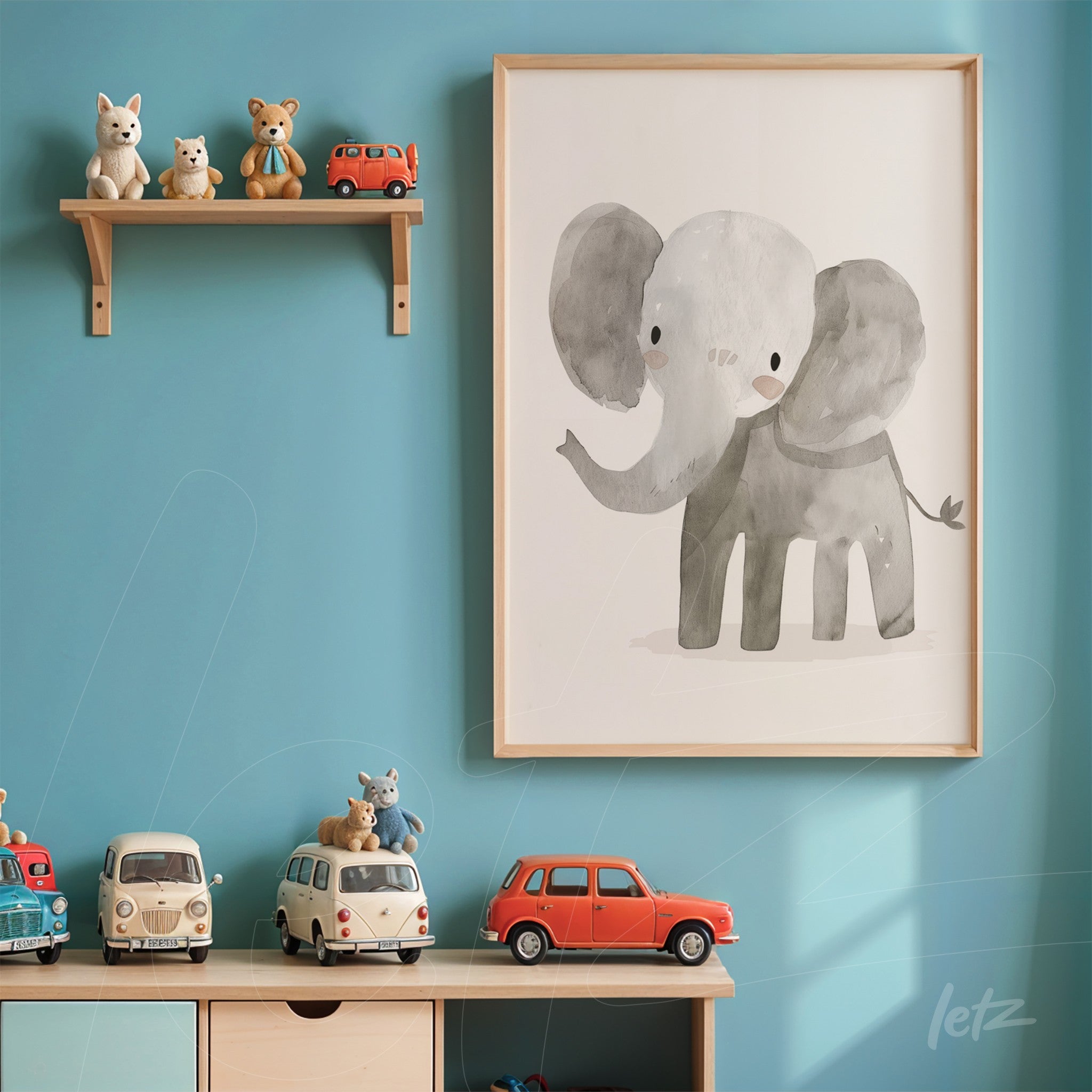 quadro com ilustração de elefante cinza em moldura de madeira clara, exposto em parede azul com prateleira de brinquedos