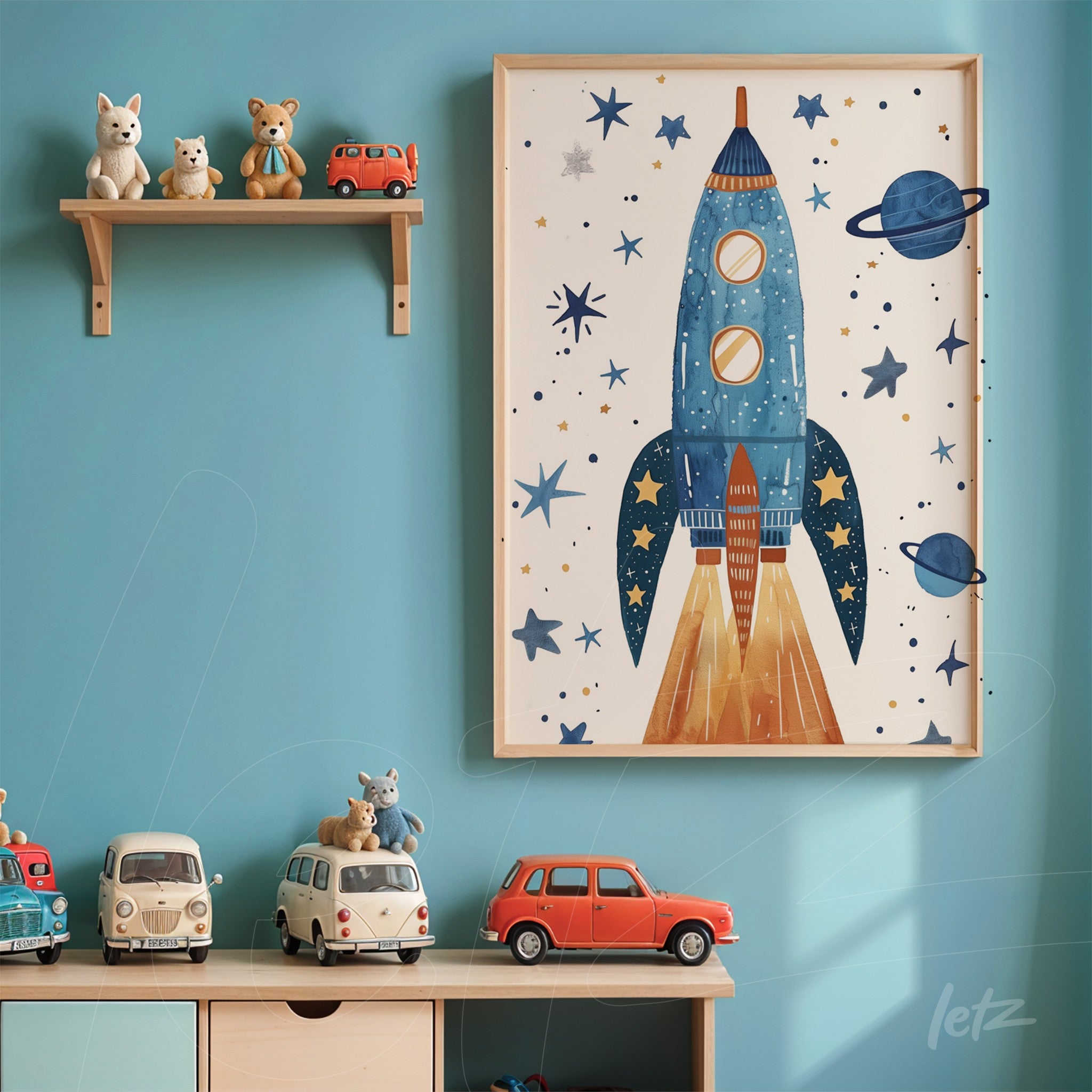 quadro com ilustração de foguete em fundo azul, moldura de madeira clara e estrelas ao redor