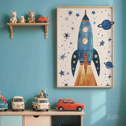 quadro com ilustração de foguete em fundo azul, moldura de madeira clara e estrelas ao redor