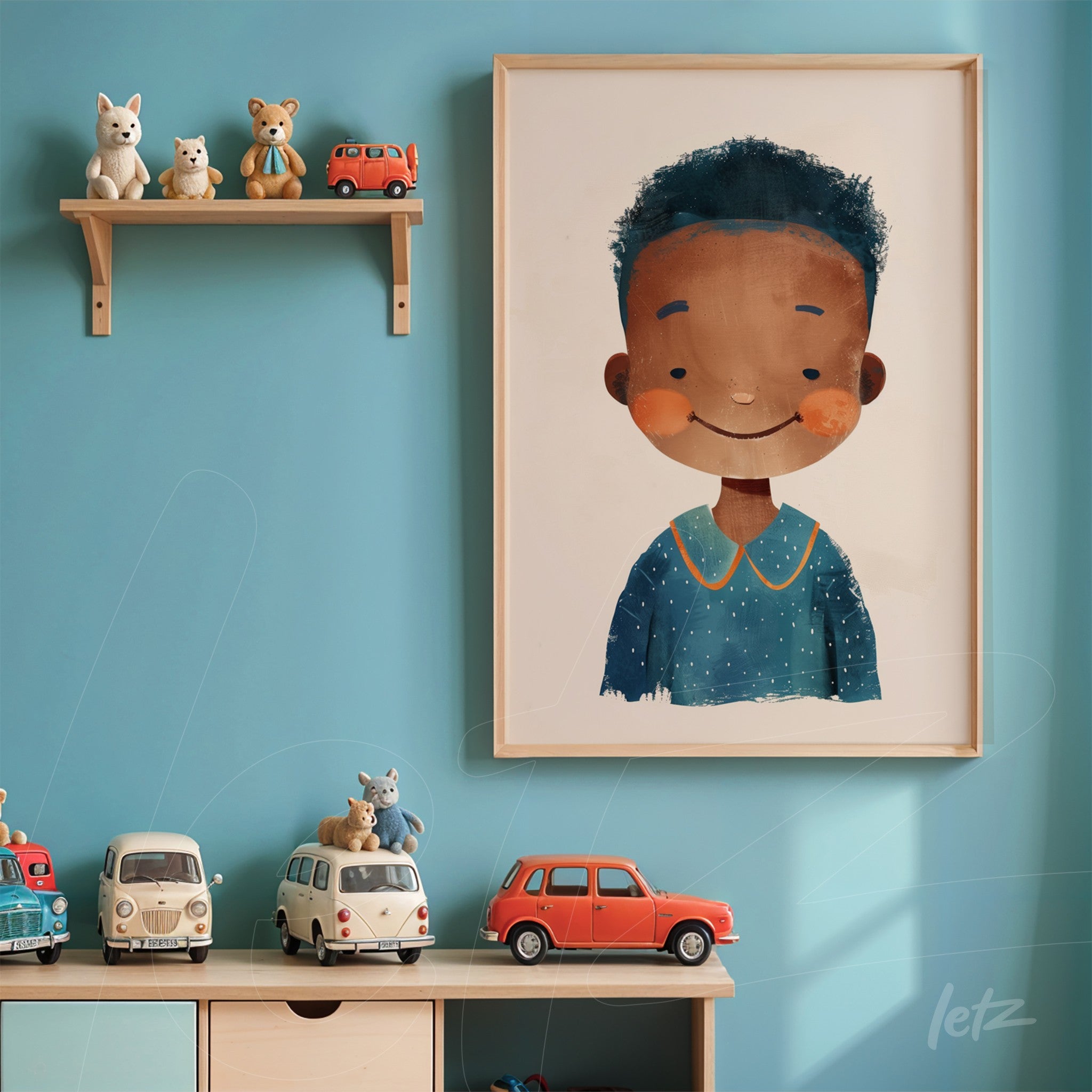 quadro emoldurado com ilustração de um menino sorridente, com pele escura e cabelo cacheado, emoldurado com moldura clara, exibido sobre parede azul e próximo a prateleira com brinquedos
