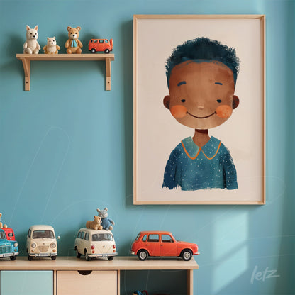 quadro emoldurado com ilustração de um menino sorridente, com pele escura e cabelo cacheado, emoldurado com moldura clara, exibido sobre parede azul e próximo a prateleira com brinquedos