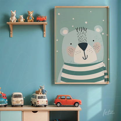 quadro com ilustração de urso sorridente com listras em fundo azul claro, em moldura de madeira clara, exposto em parede azul com prateleira decorada