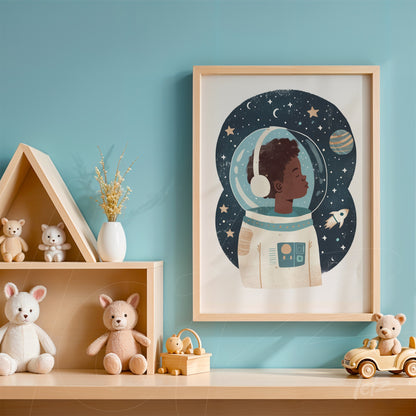 quadro com ilustração infantil de menino astronauta em moldura clara sobre fundo azul