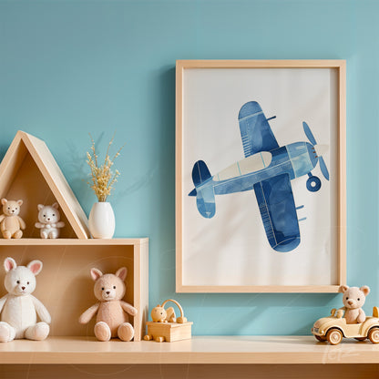 quadro com ilustração de um avião azul em moldura de madeira clara, exibido sobre uma parede azul e ao lado de prateleiras com brinquedos de pelúcia