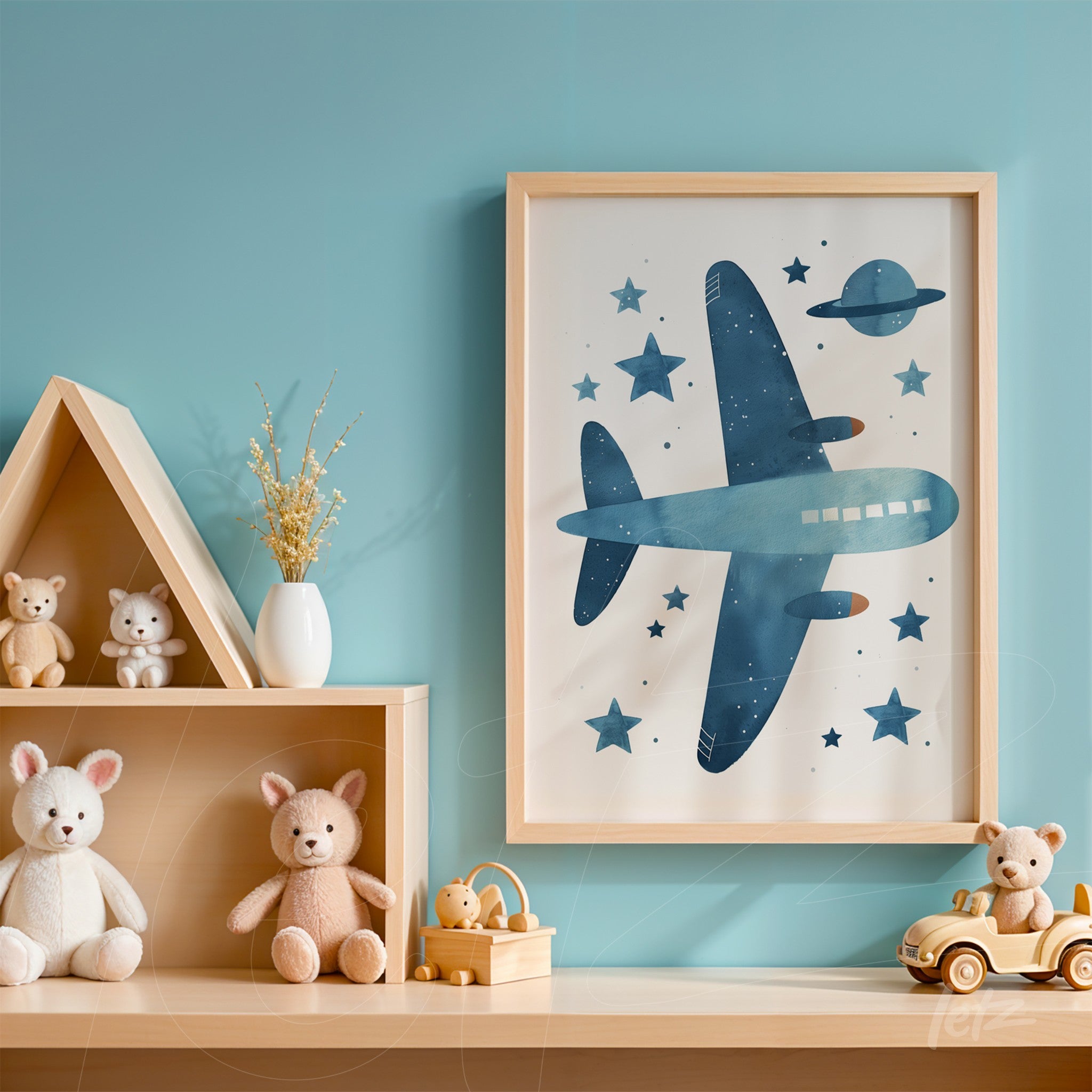 quadro com ilustração de avião azul sobre fundo claro, moldura de madeira clara com estrelas ao redor