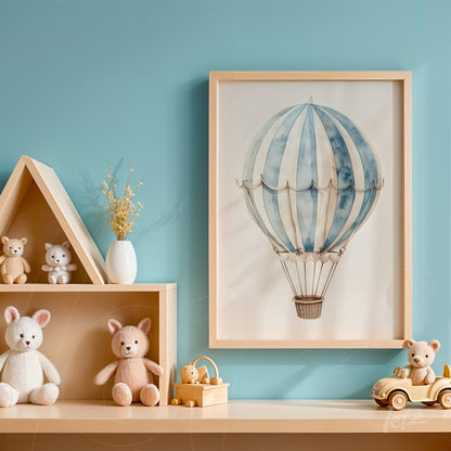 quadro com ilustração de balão de ar quente em moldura clara sobre parede azul, decorado com brinquedos infantis
