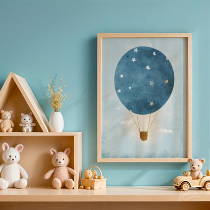 quadro em moldura de madeira clara com ilustração de um balão de ar quente azul, decorado com estrelas e nuvens sobre fundo suave azul, exposto em prateleira ao lado de brinquedos de pelúcia