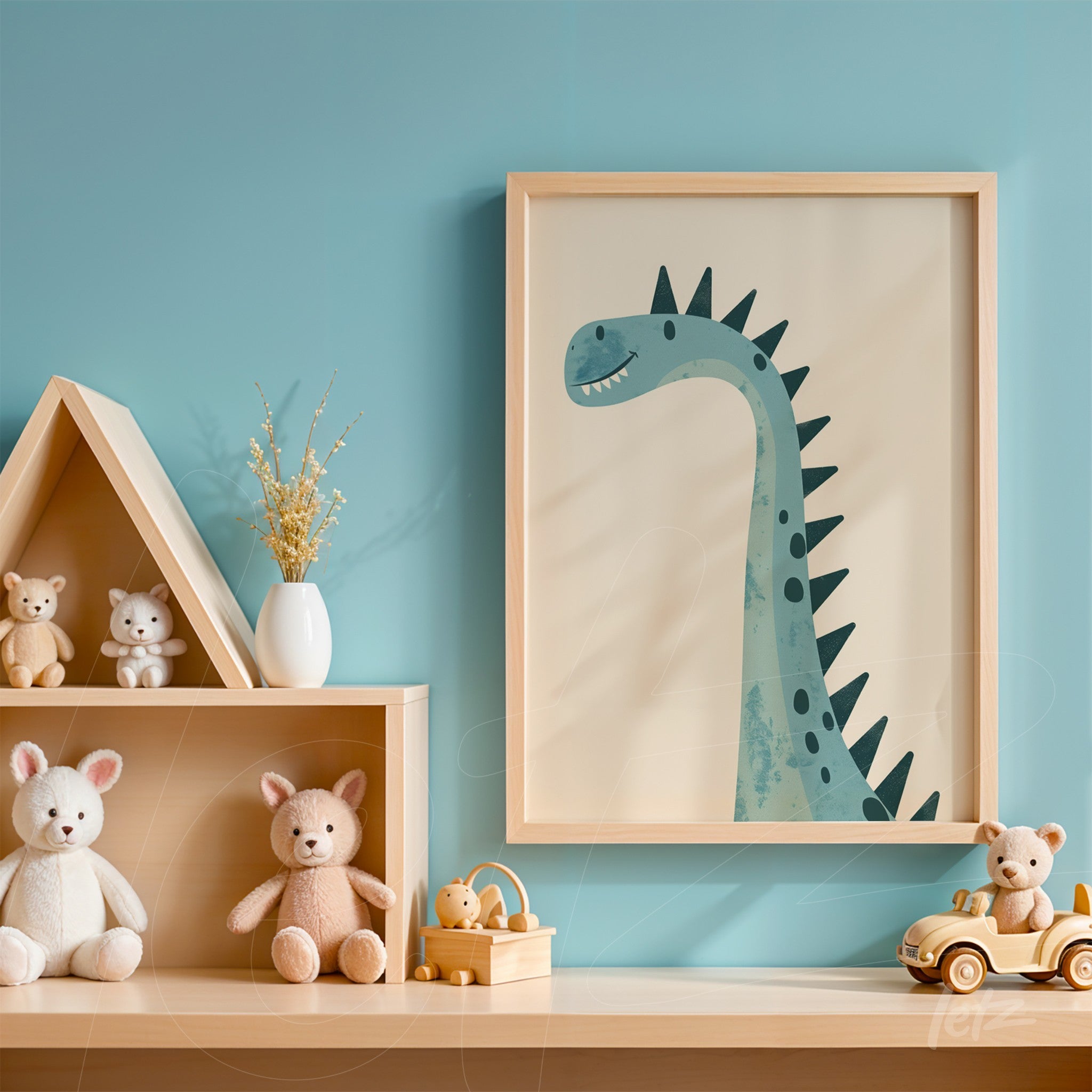 quadro com ilustração de dinossauro em moldura de madeira clara, exposto em uma prateleira ao lado de brinquedos de pelúcia