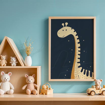quadro decorativo de girafa estilizada em moldura clara com fundo azul escuro, exposto em prateleira de madeira ao lado de brinquedos infantis