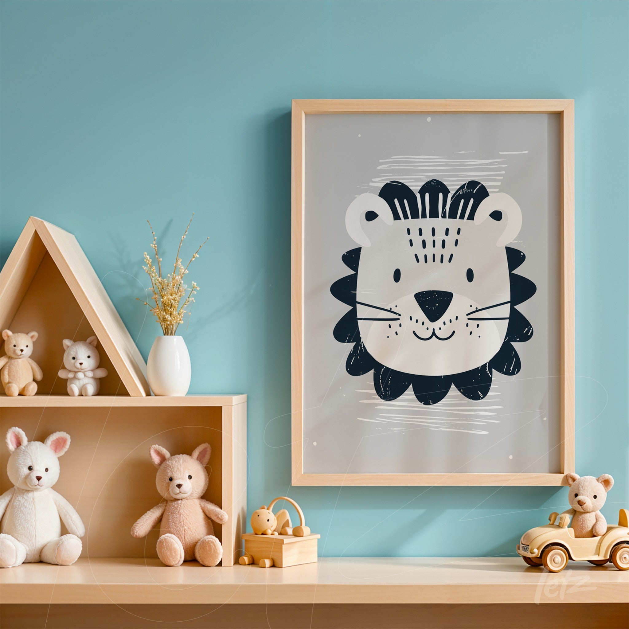 quadro com a ilustração de um leão estilizado em moldura de madeira clara, exposto em parede azul ao lado de brinquedos de pelúcia