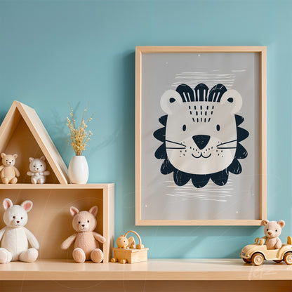 quadro com a ilustração de um leão estilizado em moldura de madeira clara, exposto em parede azul ao lado de brinquedos de pelúcia