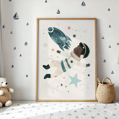 quadro com ilustração infantil de astronauta flutuando entre estrelas em moldura de madeira clara