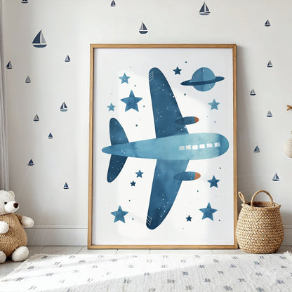 quadro emoldurado com ilustração de um avião azul em um céu estrelado com um planeta, decorado com estrelas e barcos em fundo branco