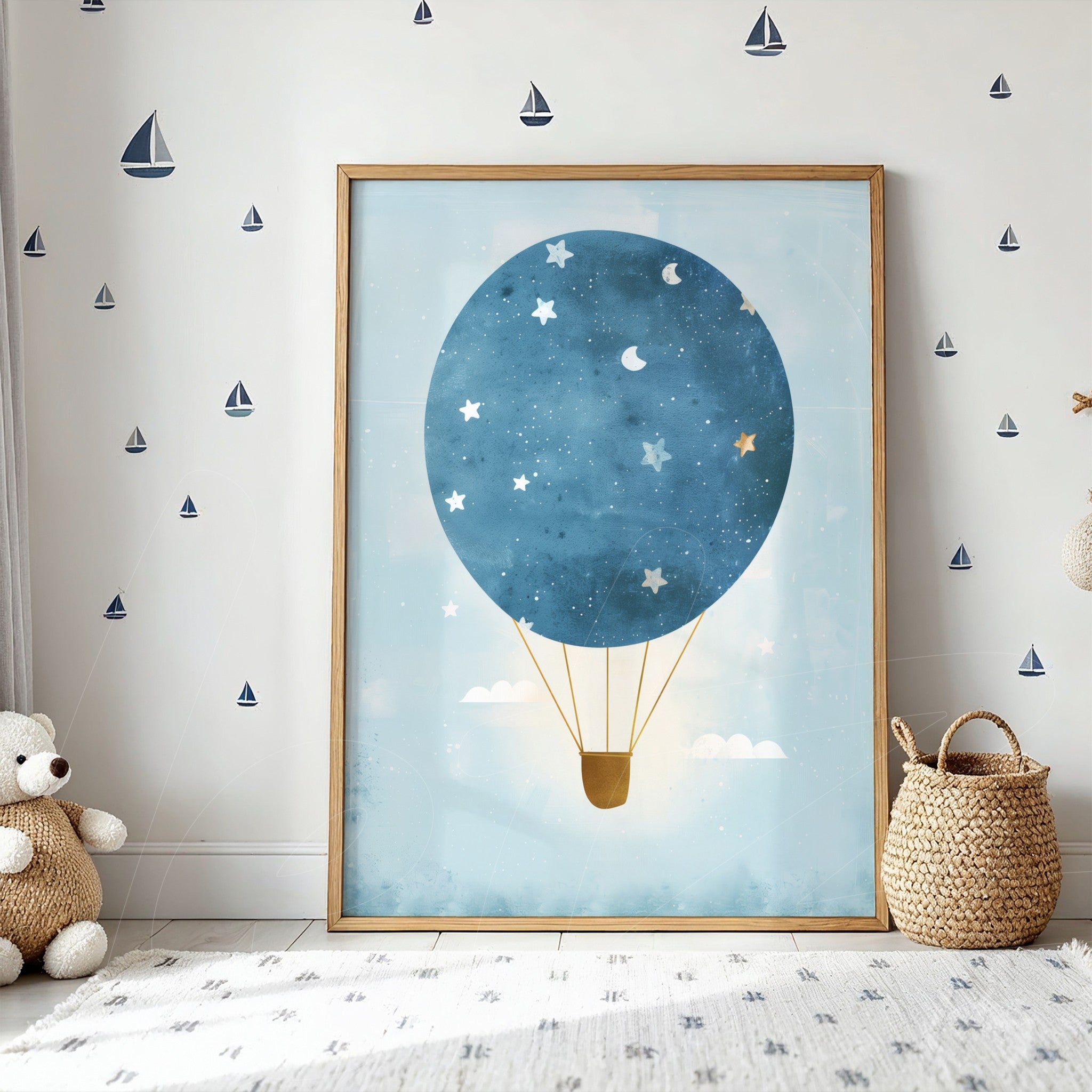 quadro com ilustração de balão de ar quente em tons de azul e estrelas, moldura de madeira clara, exibido sobre parede clara